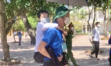 Cảm động thanh niên tình nguyện cõng nữ sinh khuyết tật đi thi