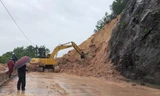 Kinh hãi hàng nghìn khối đất đổ ập xuống quốc lộ ở Nghệ An
