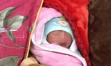 Bé trai 2 ngày tuổi, chưa rụng rốn bị bỏ rơi trong quán ăn