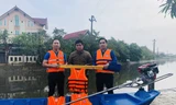Tỉnh đoàn Hà Tĩnh trao tặng phao cứu sinh, thuyền hỗ trợ dân vùng lũ