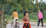 Phớt lờ lệnh cách ly xã hội, nhiều người dân trên địa bàn TP.Vinh (Nghệ An) vẫn tụ tập đông người, không đeo khẩu trang khi ra nơi công cộng,...
