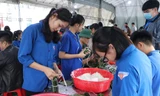 Thanh niên Hà Tĩnh, Nghệ An nấu bánh chưng, hỗ trợ bà con vùng lũ