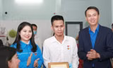 Tặng huy hiệu 'Tuổi trẻ dũng cảm' cho người hùng cứu sống em bé rơi từ chung cư