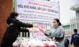 Tình nguyện viên tặng suất ăn miễn phí cho người có hoàn cảnh khó khăn