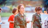 Ngắm sinh viên trải nghiệm ôm bát, xếp hàng đi ăn như người lính