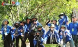 Thanh thiếu niên tình nguyện tham gia dọn rác, trồng cây phủ xanh địa phương