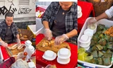 Quầy bánh mì "cắt" ven đường đông kín khách, cách ăn khiến hội niềng răng rất mê