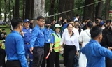 Thanh niên tình nguyện hỗ trợ người dân vào viếng Tổng Bí thư Nguyễn Phú Trọng