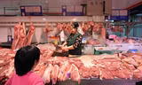 Một quầy bán thịt lợn tại chợ ở Trung Quốc.