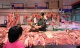 Một quầy bán thịt lợn tại chợ ở Trung Quốc.