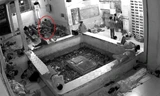 Camera an ninh ghi lại hình ảnh đối tượng Lê Quyết đang thò tay vào túi một người nhà bệnh nhân vào rạng sáng 20/8.