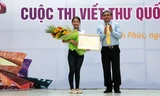 Thứ trưởng Bộ Thông tin và Truyền thông Nguyễn Minh Hồng trao tặng giải nhất cuộc thi viết thư UPU lần thứ 45 tại Việt Nam cho Nguyễn Thị Thu Trang. 