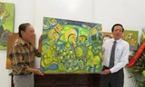  Ông Phan Tiến Dũng (bìa phải), Giám đốc Sở VHTT tỉnh TT-Huế, tiếp nhận tranh từ họa sĩ Nguyễn Đại Giang