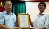 Trao giấy chứng nhận giải thưởng Vô lăng vàng cho anh Bắc