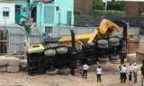 Cần cẩu lật đè trường mầm non.