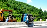 Xe tải nằm vắt ngang lơ lửng trên dải phân cách bê tông của Quốc lộ 1A sau khi gặp nạn