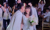 Nhận hoa cưới từ Khởi My, Kiều Minh Tuấn trao nụ hôn ngọt cho Cát Phượng