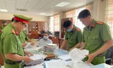 Công an tỉnh An Giang khám xét nơi làm việc của 3 cán bộ thuế bị khởi tố vì tiếp tay cho hoạt động mua bán hoá đơn trái phép.