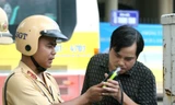 Kiểm tra nồng độ cồn của tài xế. Ảnh minh hoạ.