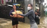 Ca sĩ Thủy Tiên đưa hàng hỗ trợ từ huy động cộng đồng ủn hộ người dân miền Trung chịu ảnh hưởng mưa bão cuối năm 2020. Ảnh minh họa.