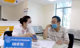 Cán bộ BHXH Điện Biên hướng dẫn người dân cài đặt ứng dụng VssID