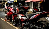 BMW S1000RR là siêu môtô 1000 phân khối trị giá khoảng 750 triệu đồng tại Việt Nam. Trong khi đó, Exciter 150 là xe côn tay cỡ nhỏ, có giá khởi điểm chỉ 45 triệu đồng. 