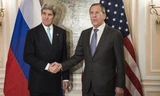 Ngoại trưởng Nga Sergei Lavrov (phải) và người đồng cấp Mỹ John Kerry. Nguồn: ABC News.