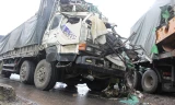 Xe tải bẹp nát đầu sau cú tông vào hông trái xe đầu kéo. 
