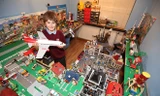 Cậu bé Lewis bên mô hình thành phố Lego khủng của mình.
