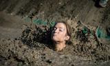 Lội qua bùn là thử thách đầu tiên của Tough Mudder. Ảnh: Tough Mudder.