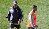 Ronaldo và Benitez trong một buổi tập của Real. Ảnh: Reuters.