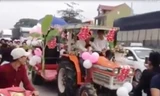Chiếc máy cày được trang trí thành xe hoa “đại náo” quốc lộ 1 A. (Ảnh cắt từ clip).