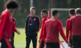 Van Gaal độc tài trên sân tập.