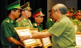 Lãnh đạo Bộ Công an trao bằng khen cho cán bộ chiến sĩ có thành tích xuất sắc. Ảnh T.Chung