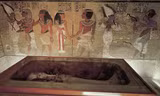 Quách chứa thi hài Vua Tutankhamun trong lăng mộ. Nguồn: DM.