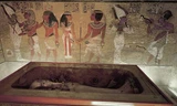 Quách chứa thi hài Vua Tutankhamun trong lăng mộ. Nguồn: DM.