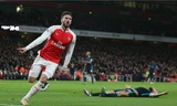 Giroud ghi bàn từ tình huống kiến tạo của Ozil. Ảnh: Reuters.