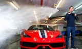 Gurcham Sahota bên siêu xe Ferrari 458 Speciale. Ảnh: Globe and Mail.