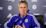 Hiddink ký hợp đồng năm tháng với Chelsea. Ảnh: Reuters.