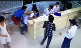 Bệnh nhân Bình đấm thẳng vào mặt bác sỹ trực cấp cứu trước sự ngỡ ngàng của nhiều người.