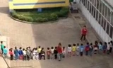 Hình ảnh cô giáo bắt học sinh xếp hàng để... đá gây phẫn nộ.