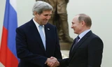 Tổng thống Nga Vladimir Putin (phải) bắt tay Ngoại trưởng Mỹ John Kerry tại điện Kremlin ngày 15/12. Ảnh: Reuters.