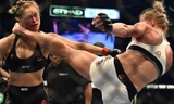 Ronda (áo đen) trong tình huống bị hạ knock-out vì cú đá của Holm. Ảnh: AFP.