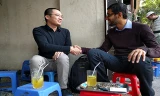 CEO Google Sundar Pichai bắt tay thân mật cùng Nguyễn Hà Đông tại một quán trà chanh ở Hà Nội. Ảnh: Google