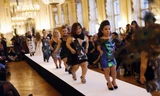 Nhìn gần show thời trang toàn người mẫu lùn ở Paris