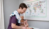 Bức ảnh thay tã cho con của ông chủ Facebook gây 'sốt'
