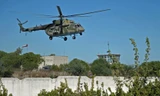 Một trực thăng Mi-8 của Nga lượn vòng khu vực căn cứ không quân tại Latakia, Syria. Ảnh: RT.