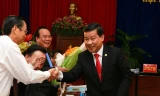 Các cán bộ tỉnh chúc mừng ông Trần Thanh Liêm (bìa phải) làm Chủ tịch tỉnh.