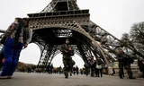 Cảnh sát Pháp siết chặt an ninh ở tháp Eiffel. Ảnh: Getty.