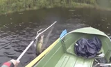'Cần thủ' lộn cổ xuống sông vì câu được cá khủng
